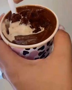 Milkshake de chocolate com creme e biscoito