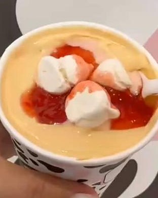 Milkshake de creme com calda de morango